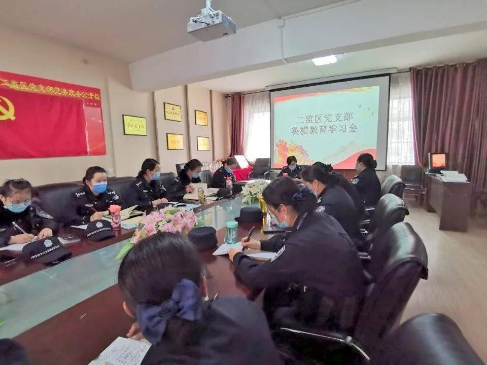 救援聪明的女子